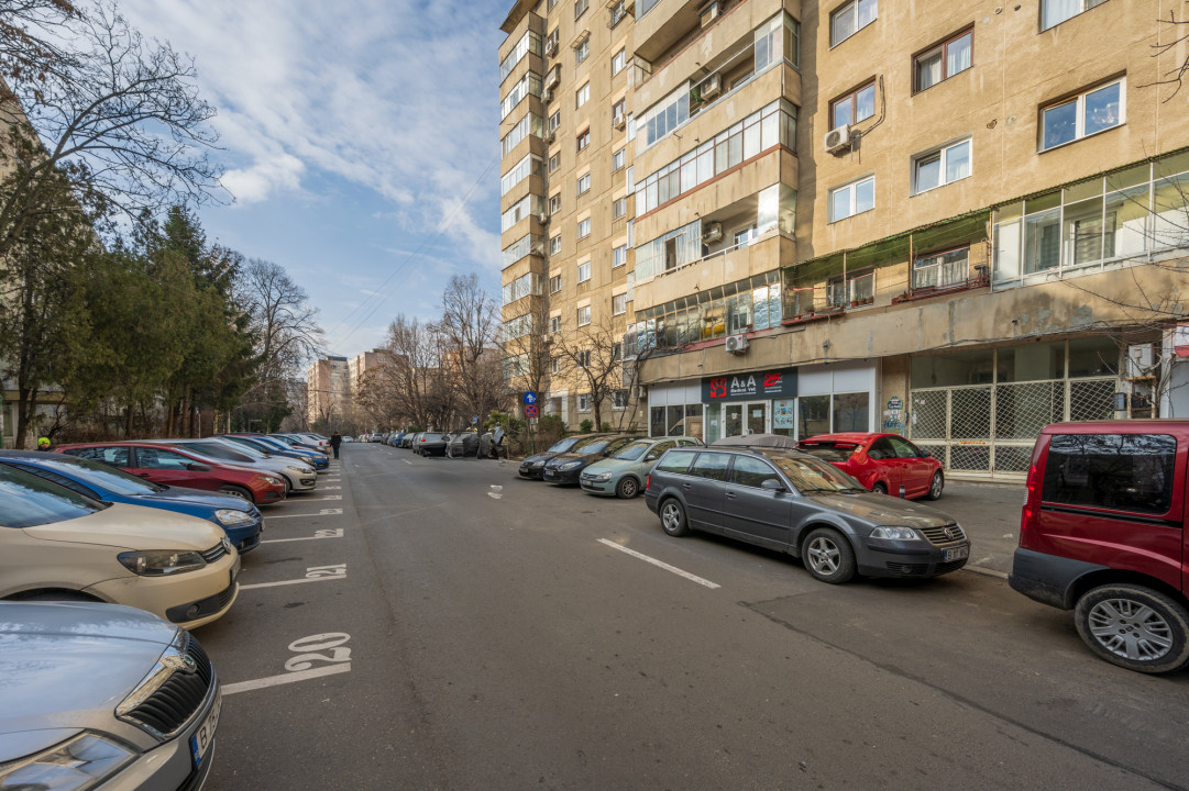 Apartament 3 camere, bloc 1982, 2 bai, metrou Brancusi