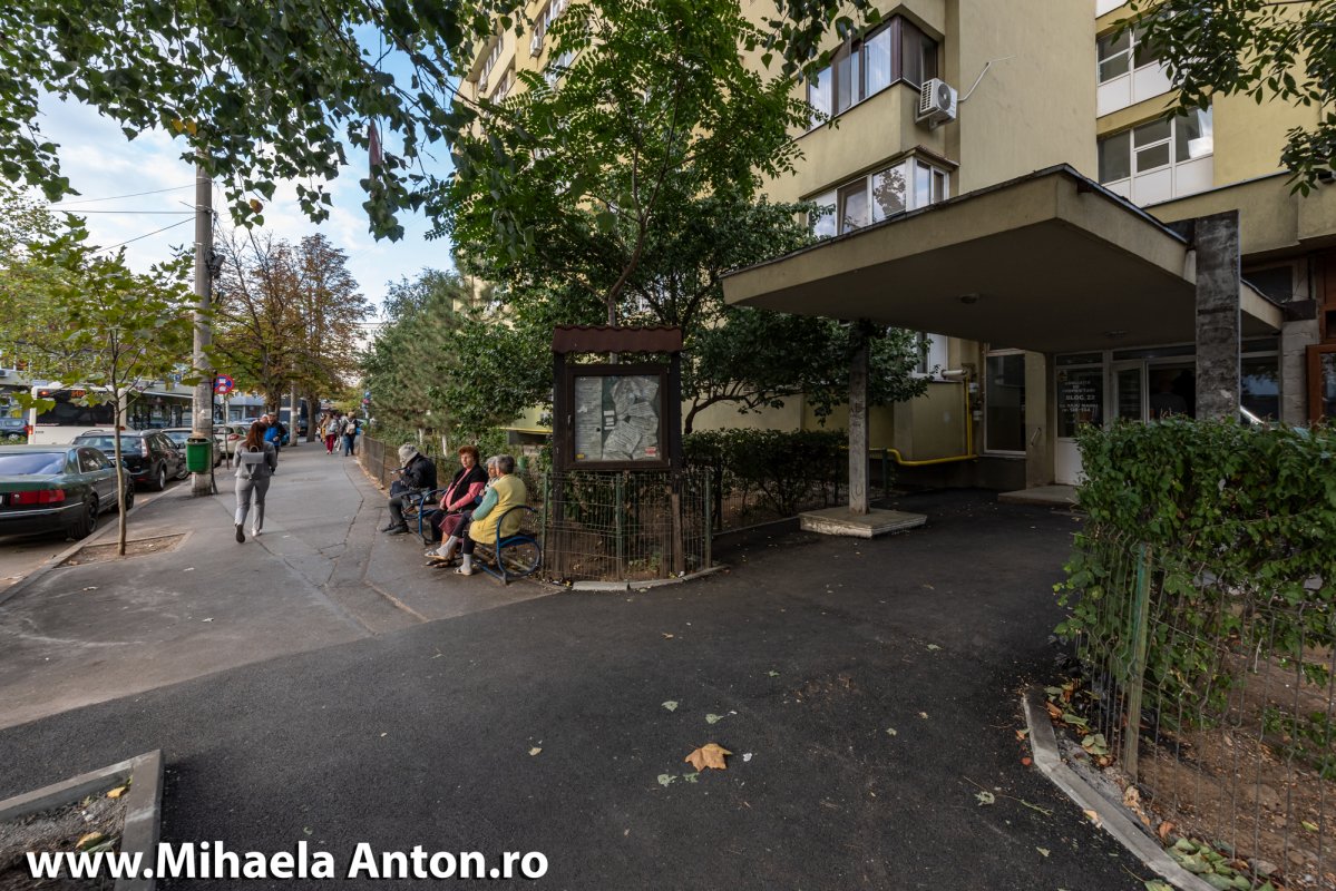 Garsoniera Militari, Metrou Gorjului langa scara. 