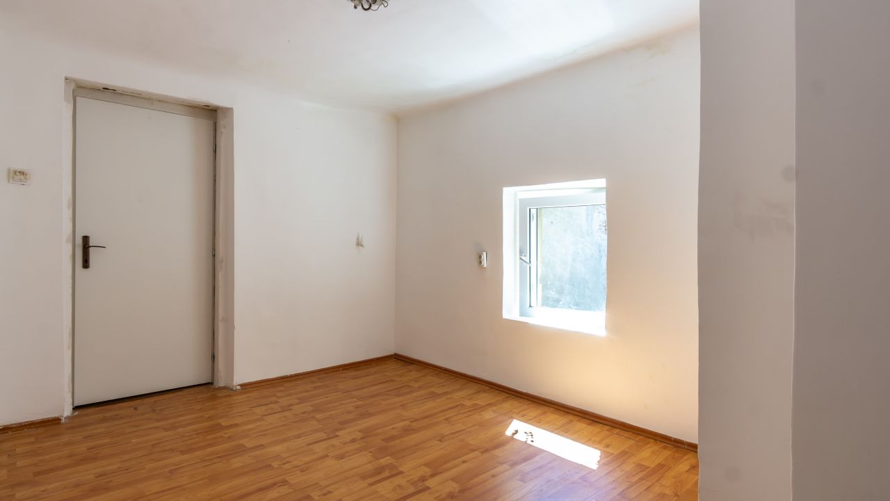 2 camere, 2 bai, et 1, 40mp,se fac 2 garsoniere, Parcul Cismigiu, regim hotelier